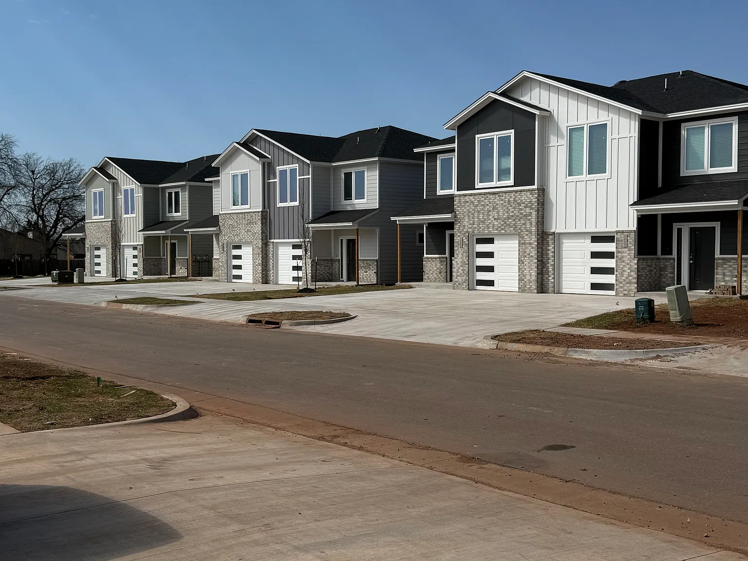 3 bed, 2.5 bath, 1700 sqft, $2,000 — Photo 3