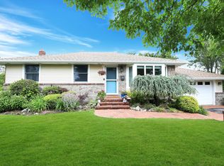 25 David Dr, Syosset, NY 11791