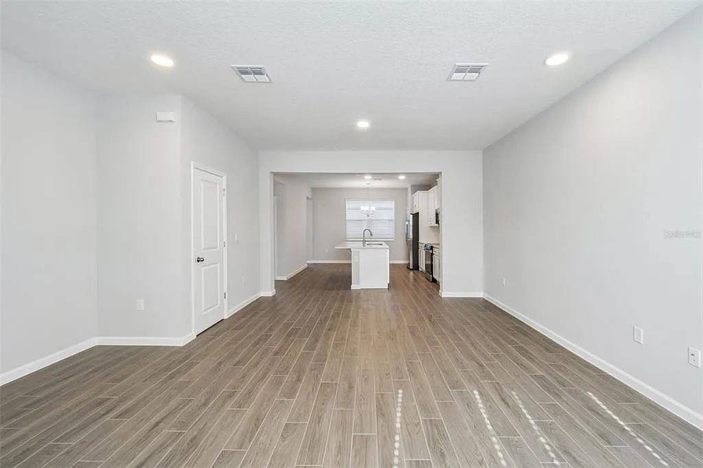 3 bed, 2.5 bath, 1691 sqft, $2,450 — Photo 4