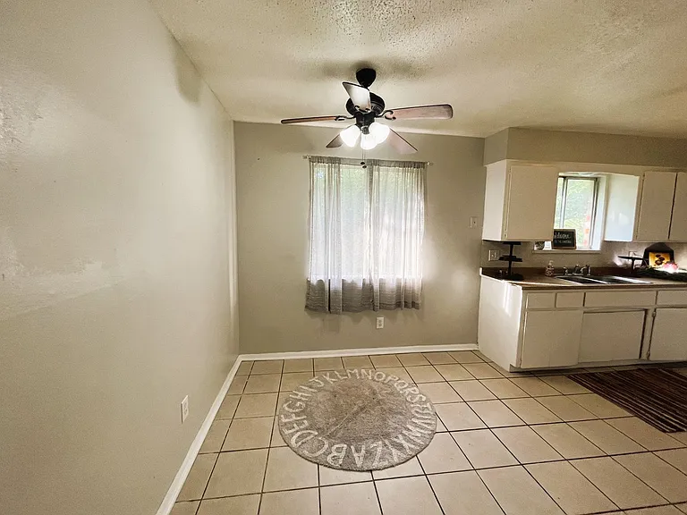 824 NW 8th St — Photo 5