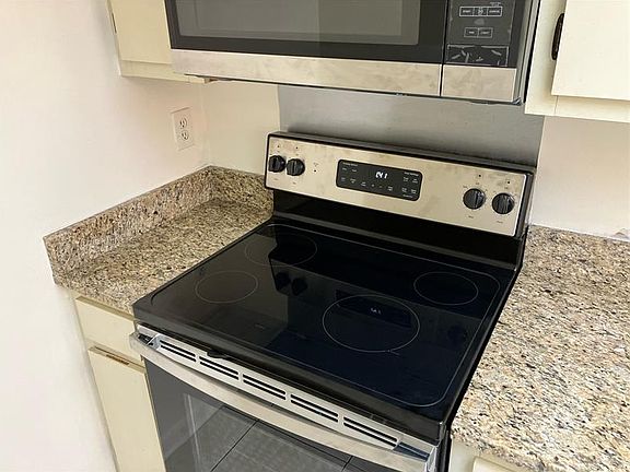3rd image of 5013 Vineland Rd #108