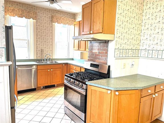 4th image of 23 Blackstone St