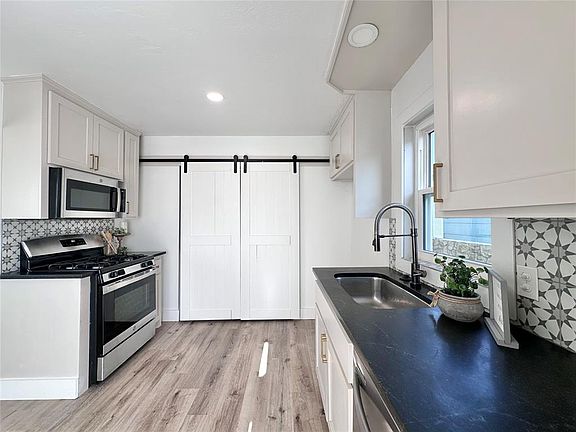 4th image of 1105 N McKinley Ave