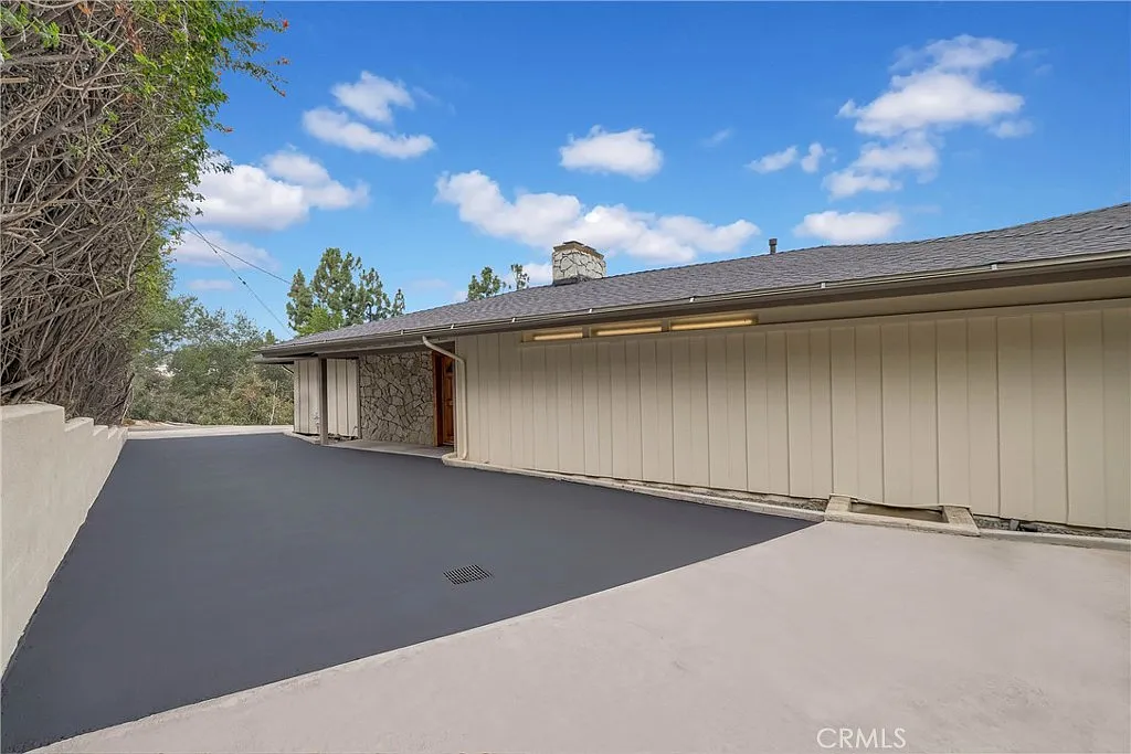 4 bed, 3.5 bath, 3385 sqft, $13,800 — Photo 3
