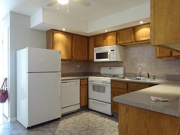 2nd image of 1107 Holiday Ln