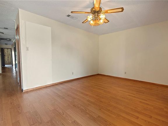 4th image of 616 Meadowlark Dr