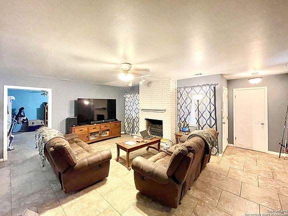5th image of 306 N WASHINGTON DR