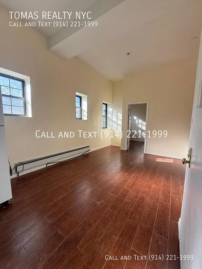 Building Photo - 712 E 214th St