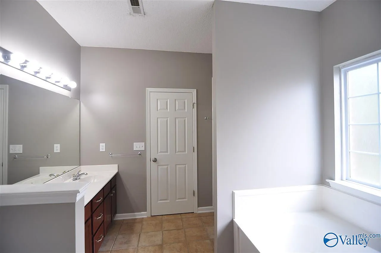 3 bed, 2.0 bath, 2100 sqft, $1,995 — Photo 4