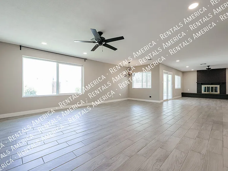 2902 W Straford Dr — Photo 7