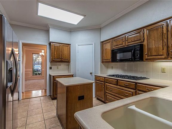 3rd image of 906 Kings Ct