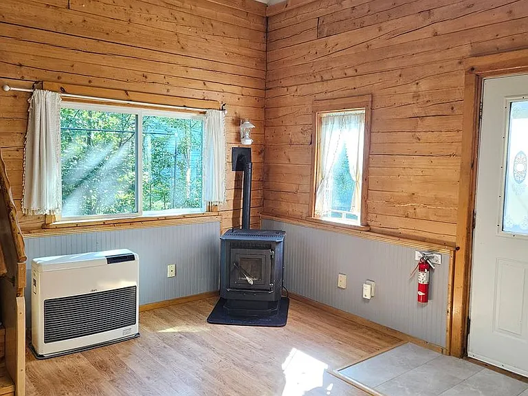 895 Graham Ln — Photo 2