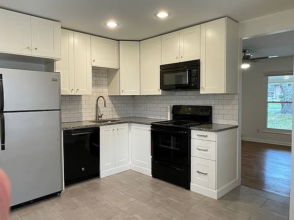 Kitchen with soft close doors and drawers and stone countertops
