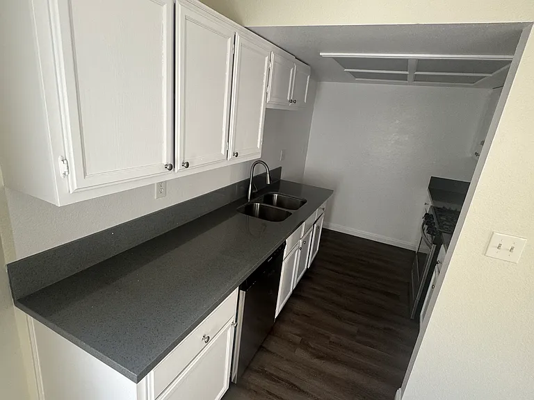 1129 Irving Ave #9 — Photo 2