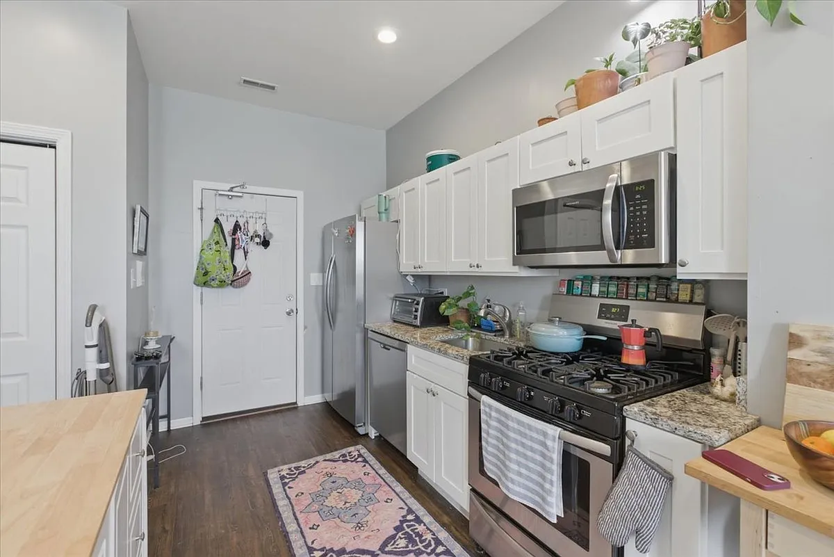 Building Photo - 1656 W Cortland St #5C