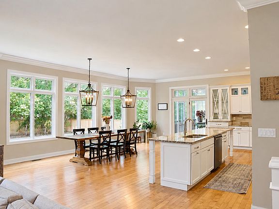3rd image of 1734 Maplewood Ln