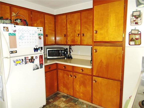 3rd image of 33 Knight St