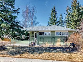 27 E Gladeview Cres SW, Calgary, AB T3E 4X7