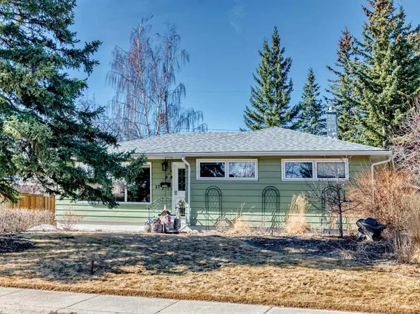 27 E Gladeview Cres SW, Calgary, AB T3E 4X7