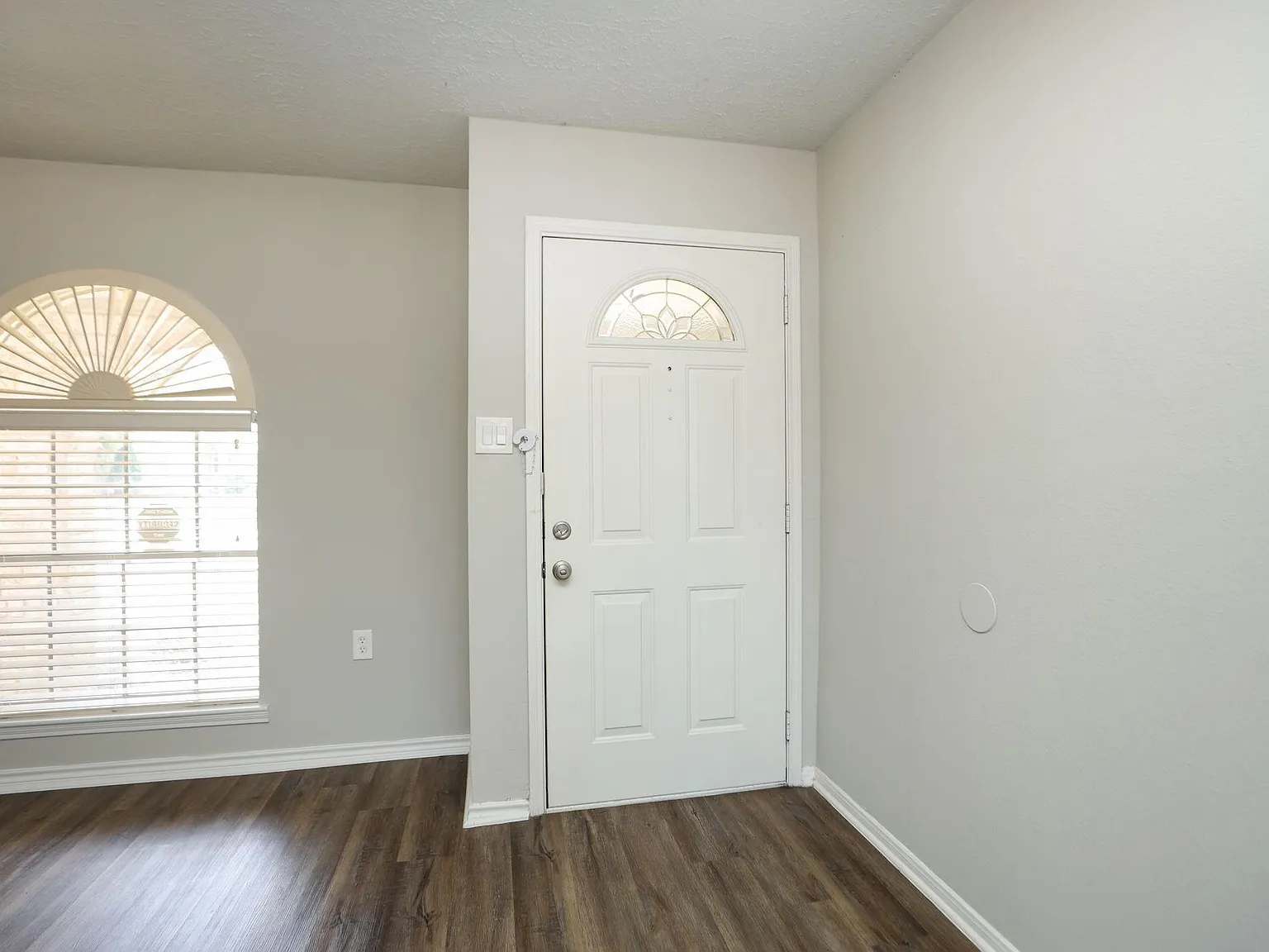 3 bed, 2.0 bath, 2028 sqft, $2,197 — Photo 4