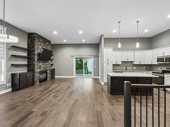 3rd image of 905 Chinook Way
