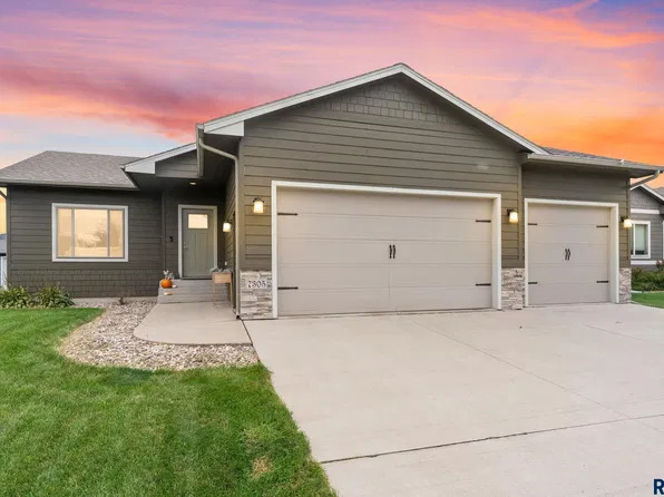 7305 E Corinth St, Sioux Falls, SD 57110