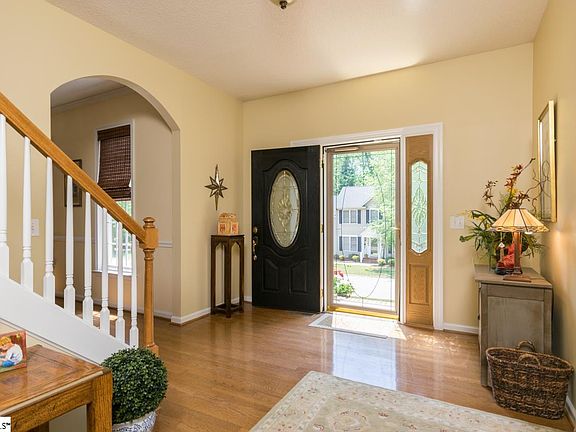 3rd image of 16 Summer Glen Dr