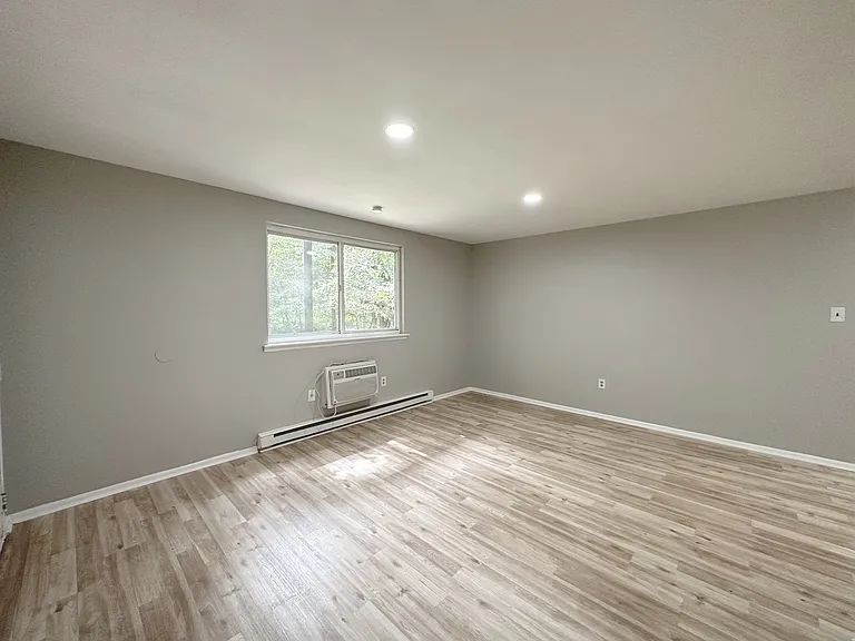 Woodland Manor Apartments — Photo 14