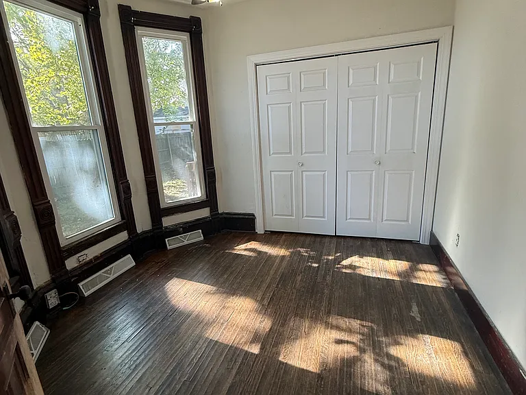 912 N Center St — Photo 11