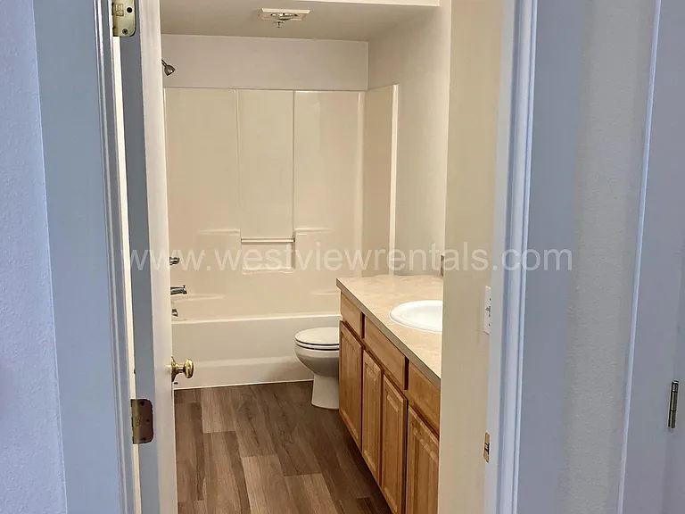 524 32nd St — Photo 9