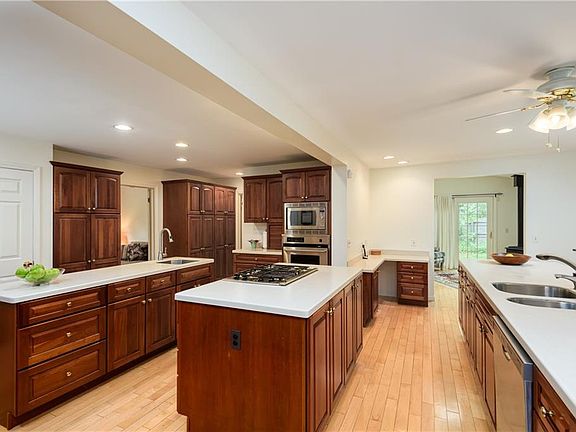 4th image of 1 Burr Oak Dr