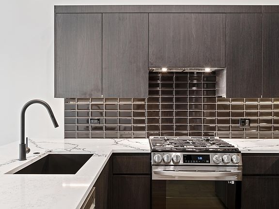 4th image of 318 W Grand Ave #11194647