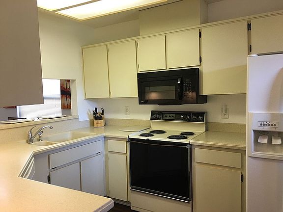 Pass through to Dining Rm