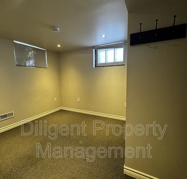 180 Dumble Ave — Photo 16