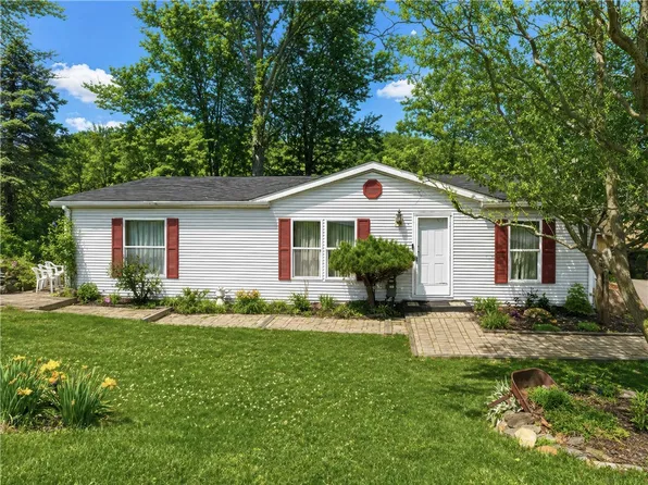 34 1st St, Ellwood City, PA 16117