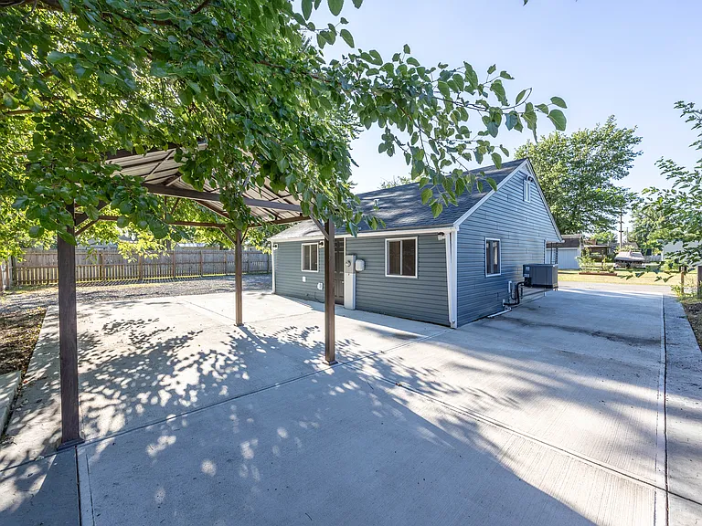 225 Bentz Ave — Photo 4