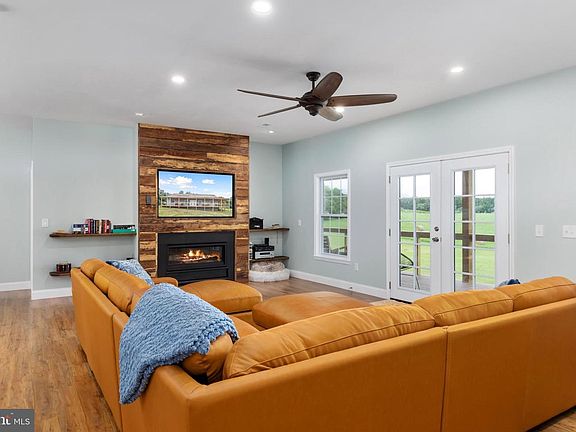 4th image of 1195 Mountain View Dr