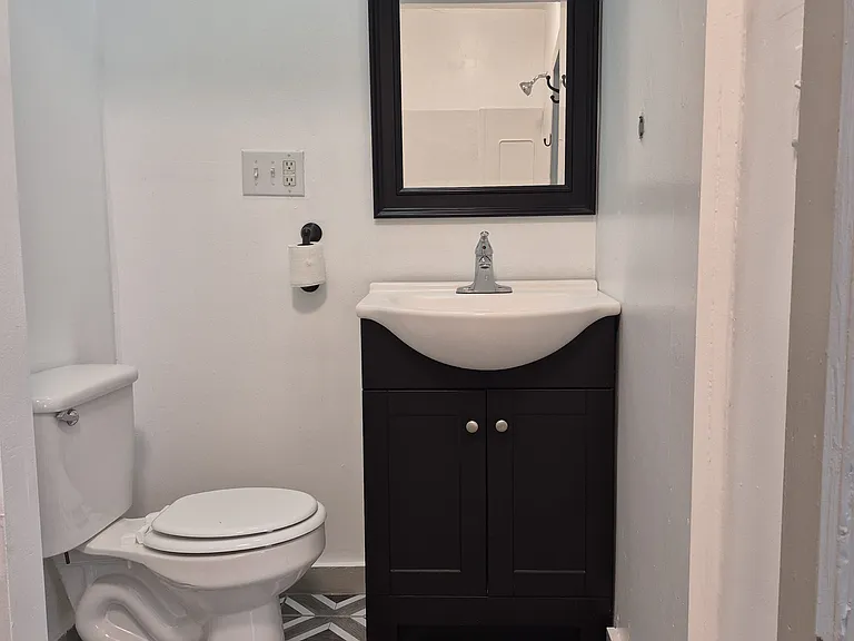 569 E Whittier St — Photo 15