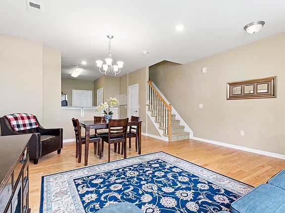 5th image of 2 Dahlia Ln