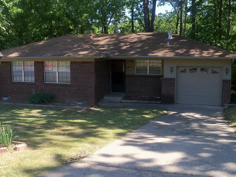 22 W Windsor Dr — Photo 1