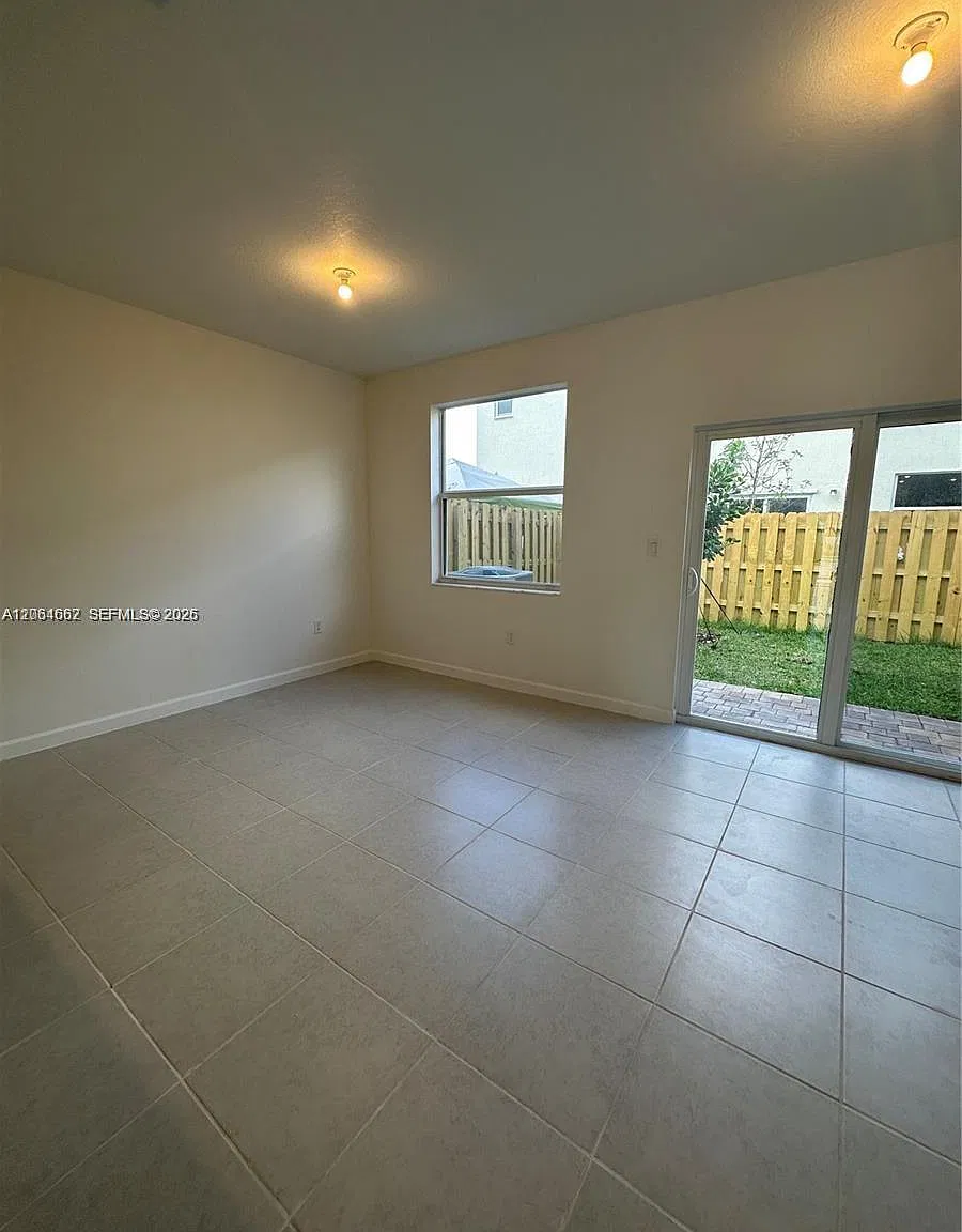 3 bed, 2.5 bath, 1393 sqft, $2,400 — Photo 2