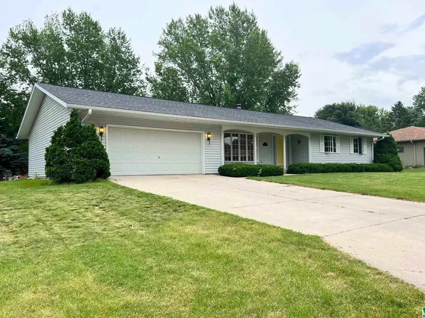 713 Meadow Ln, Storm Lake, IA 50588
