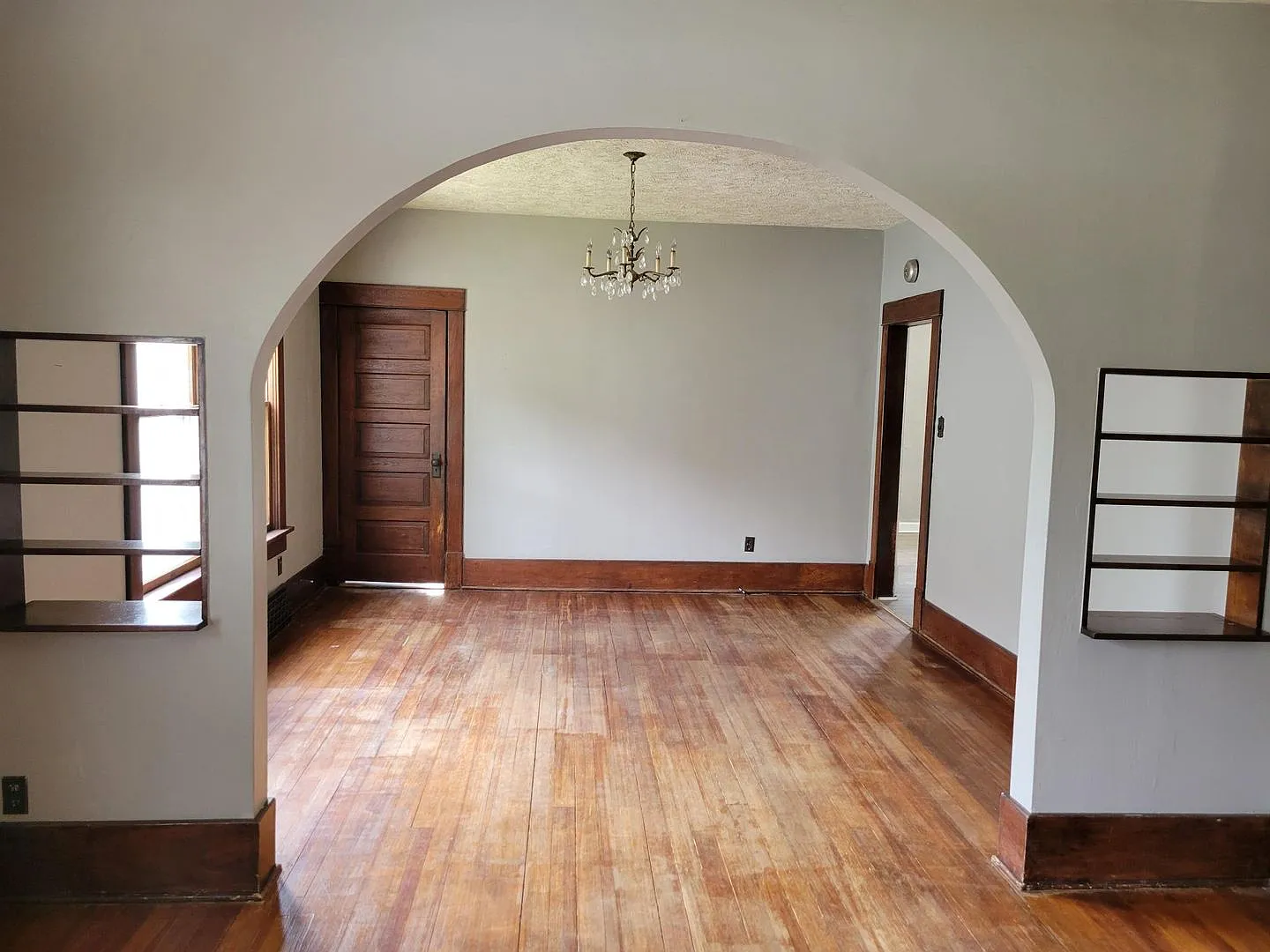 3 Bedroom Home With Garage — Photo 2