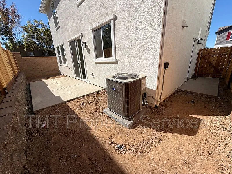 4 bed, 3.0 bath, 1844 sqft, $3,800 — Photo 4