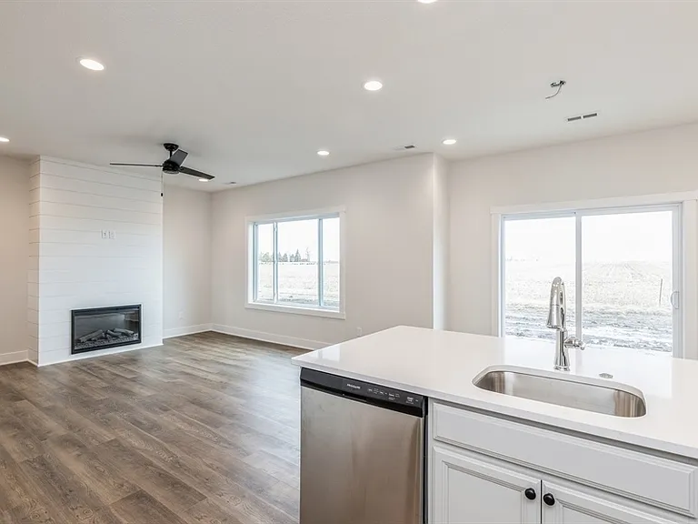 915 Henryson St — Photo 16