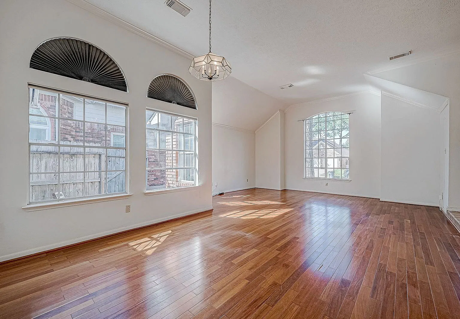 3 bed, 2.0 bath, 1788 sqft, $1,600 — Photo 3