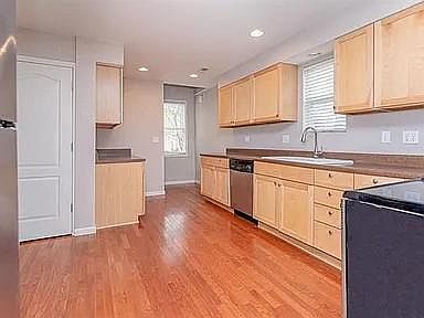 4th image of 9210 Oak St