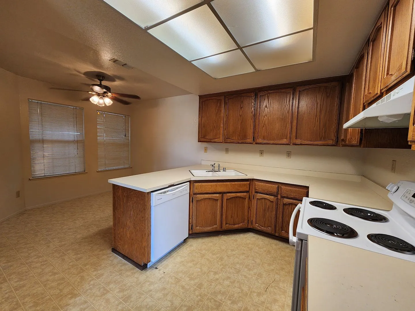 8023 Bugatti Ct - Sacramento 95828 — Photo 3