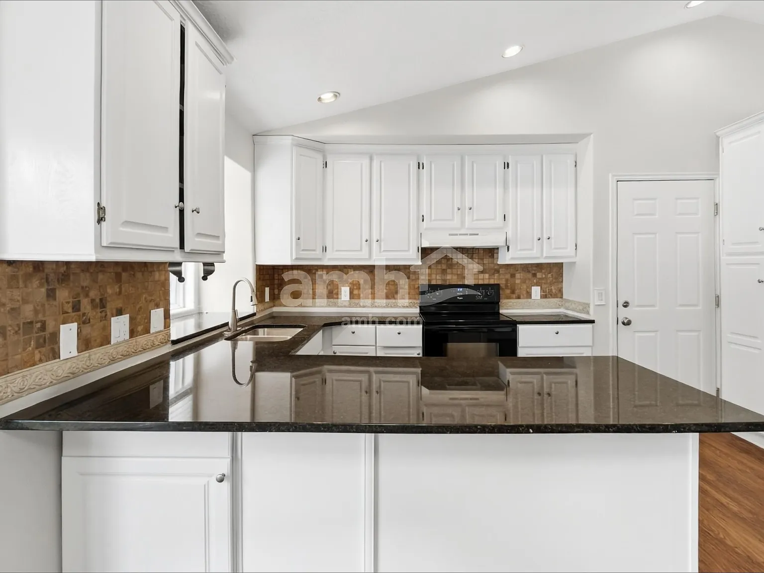 5 bed, 3.0 bath, 2342 sqft, $2,545 — Photo 4