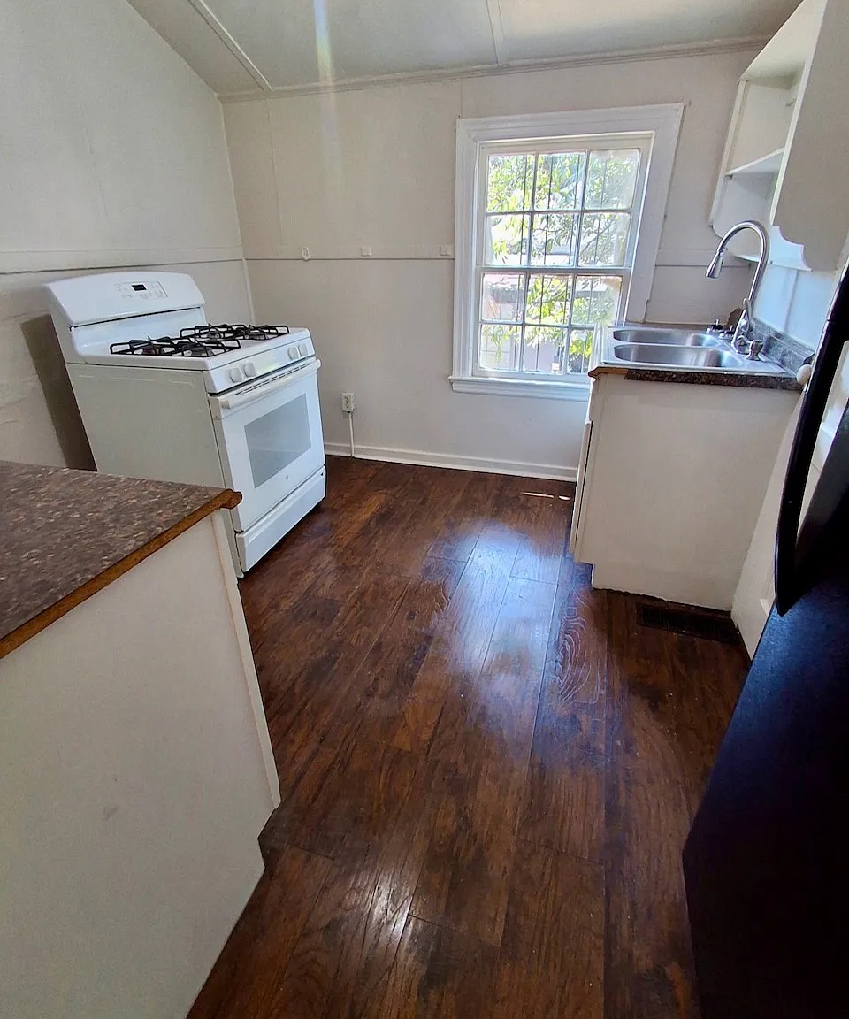923 Abigail Street - C — Photo 4